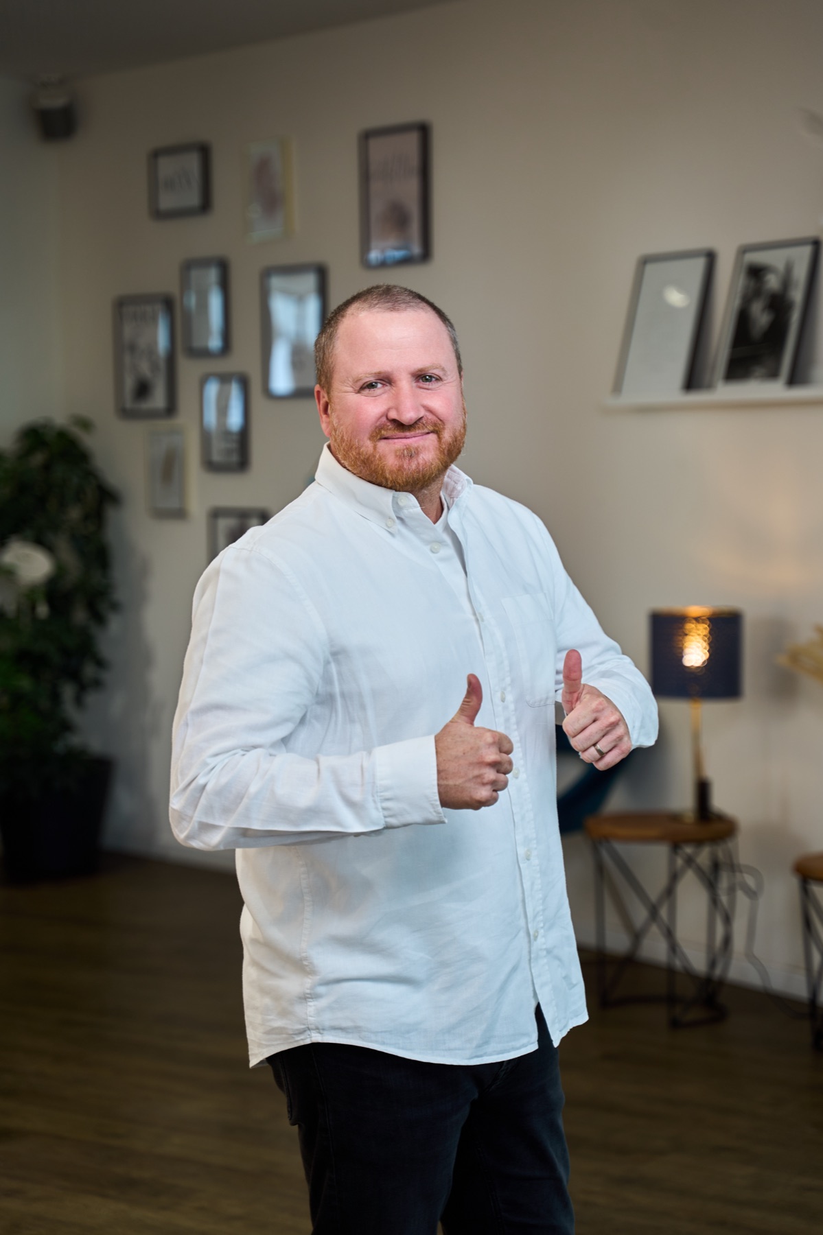 Dominik Musti bei einem Termin im Salon